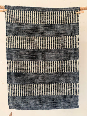 Patterned stripe black & white woven rug 2x3 ft/60*90 cm